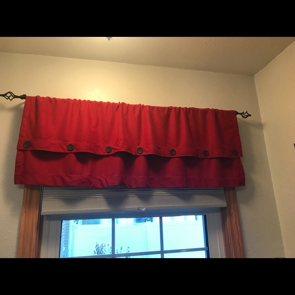 Window valence lot